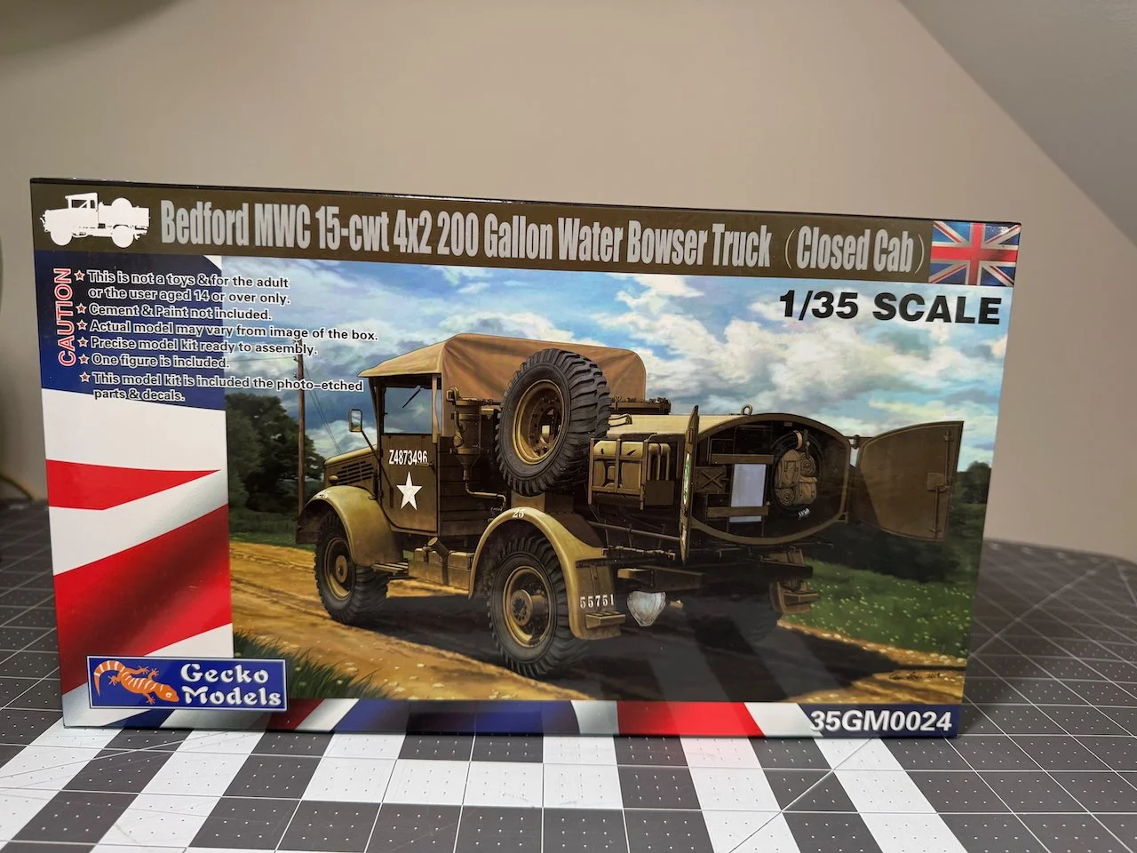 1/35 Gecko Bedford MWC 15-cwt 4x2 200 Gallon Water Bowser Truck (Closed Cab) #35GM0024